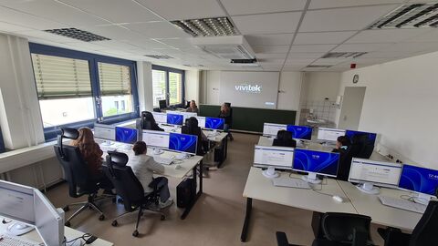 Teilnehmende in einem Sitzungszimmer