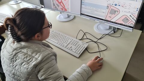Girls´Day 2024 Mädchen am Schreibtisch mit Monitor