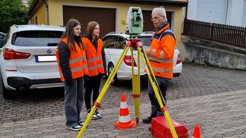 2 Mädchen erhalten eine Erläuterung an einem Messgerät