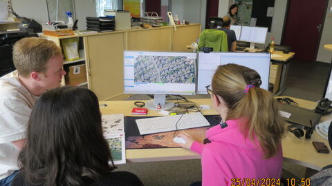 Mädchen vor einem Monitor