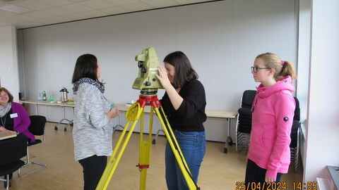 Mädchen an einem Messgerät