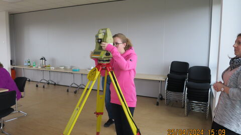 Mädchen an einem Messgerät