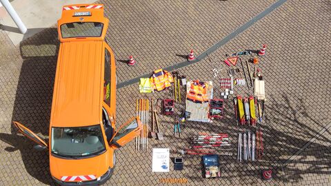 Luftaufnahme eines ausgeräumten Messbusses