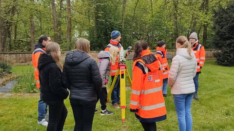 Teilnehmende auf einer Wiese 