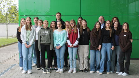 Teilnehmende vor dem Eingang des Amtes für Bodenmanagement Heppenheim