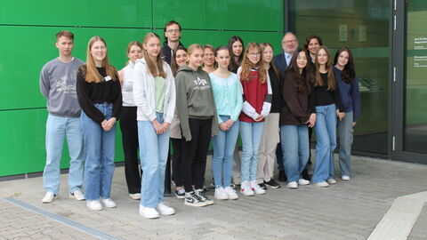 Teilnehmerinnen und Betreuende am Eingang des Amtes für Bodenmanagement Heppenheim