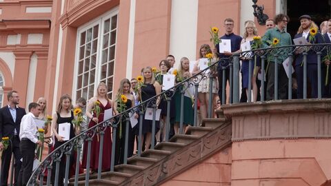 Freisprechungsfeier 2024 Mehrere Personen auf der Treppe vor dem Schloss