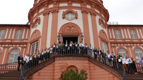Freisprechungsfeier 2024 Mehrere Personen auf der Treppe vor dem Schloss