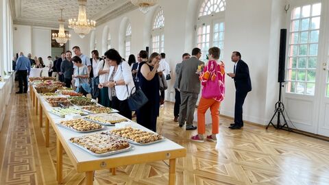 Freisprechungsfeier 2024 Tische mit Snacks, Menschen im Hintergrund