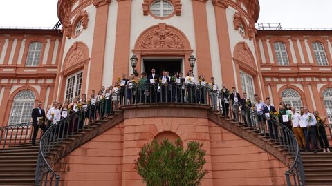 Viele Personen auf einer Treppe vor dem Schloß Biebrich