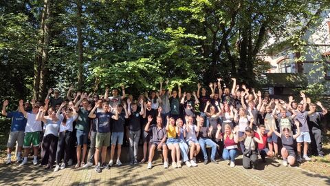 Gruppenfoto Neue Auszubildende 2024 im Freien