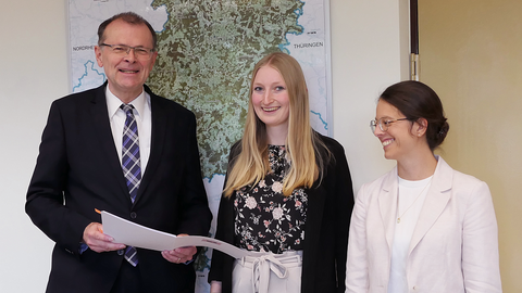 Dr. Terlinden überreicht Frau Krieg die Ernennungsurkunde, daneben steht Frau Schröder 