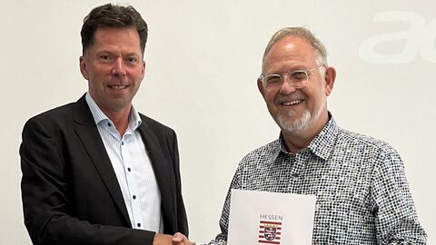 Amtsleiter Koch überreicht Peter Roland die Urkunde