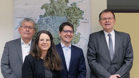 4 Personen vor einer Hessenkarte stehend 