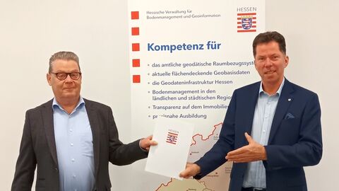 Alf Sobieray und Uwe Koch bei Überreichung der Urkunde zum 40jährigen Dienstjubiläum