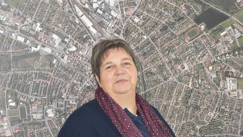 Frau Mütze vor großem Luftbild