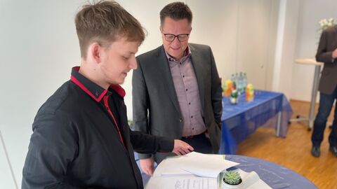 Niclas Schoof unterschreibt seinen Vertrag