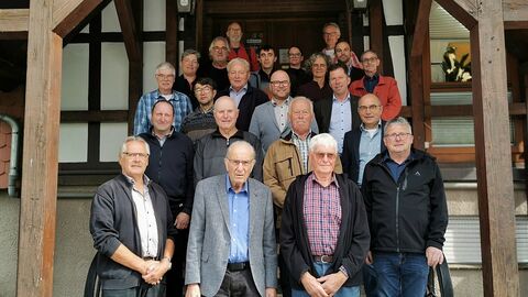 Mitglieder des ehemaligen Vorstandes der Teilnehmergemeinschaft und Beschäftigte des Amtes für Bodenmanagement Homberg (Efze) vor einem Haus
