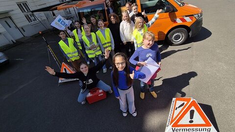 Girls´Day Teilnehmerinnen vor einem Messbus