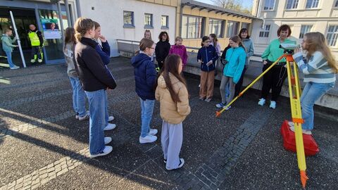 GirlsDay Teilnehmerinnen mit Messinstrument