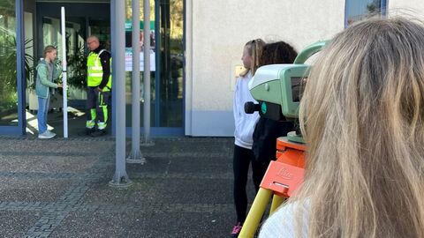 GirlsDay Teilnehmerin schaut durch Messinstrument