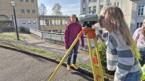GirlsDay Teilnehmerin schaut durch Messinstrument