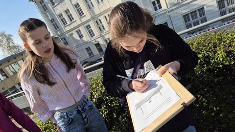 GirlsDay Teilnehmerinnen machen Notizen auf einem Klemmbrett