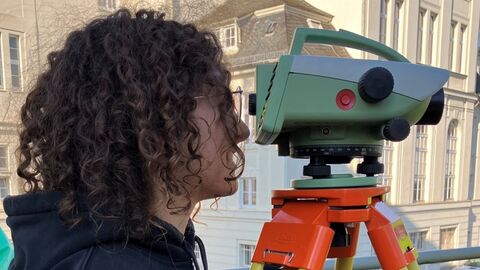 GirlsDay Teilnehmerin schaut durch ein Messinstrument