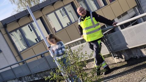 GirlsDay Teilnehmerin hält eine Messlatte