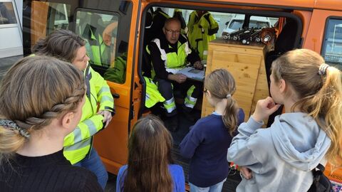 GirlsDay Teilnehmerinnen vor geöffneter Messbustür