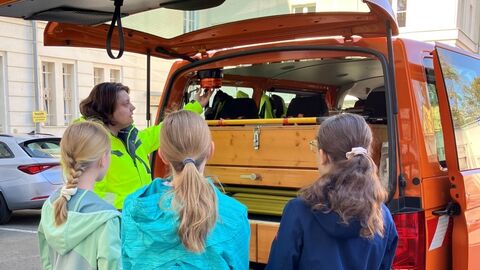 GirlsDay Teilnehmerinnen vor geöffneter Messbushecktür