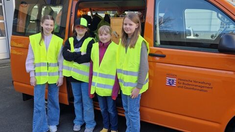 GirlsDay Teilnehmerinnen vor geöffneter Messbustür