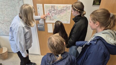 GirlsDay Teilnehmerinnen schauen auf eine Karte an der Wand