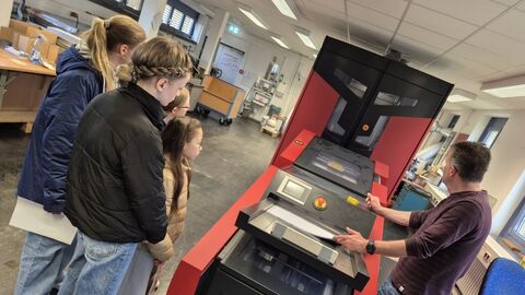 GirlsDay Teilnehmerinnen an der Druckmaschine