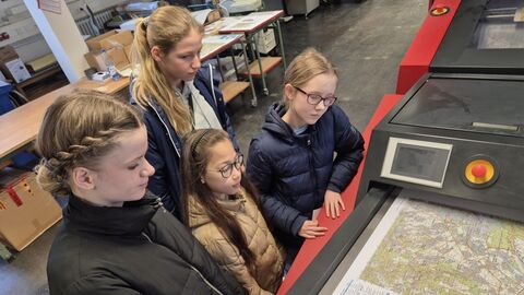 GirlsDay Teilnehmerinnen an der Druckmaschine
