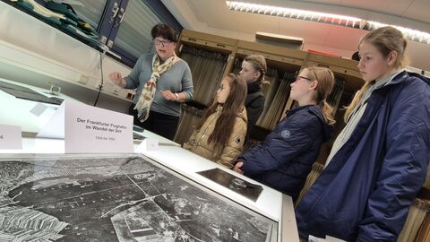 GirlsDay Teilnehmerinnen im Luftbildarchiv