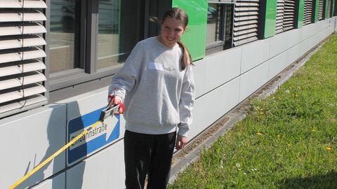 Eine Person beim messen mit einem Maßband