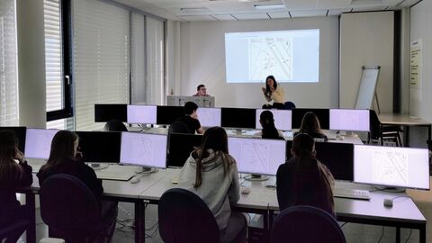 Mehrere Personen von hinten an Computerarbeitsplätzen