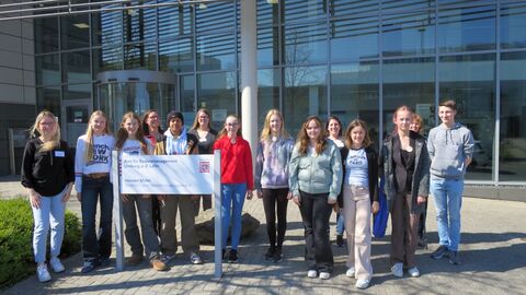 Mehrere Personen vor dem Eingang des AfB