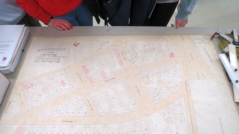 Alte Karte auf einem Tisch von oben betrachtet