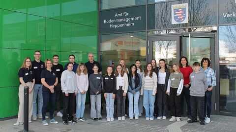 Teilnehmerinnen und Beschäftigte des AfB Heppenheim vor dem Eingang des Amtes