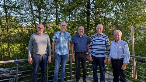 5 Personen vor Bäumen