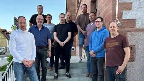 10 Personen auf einer Treppe