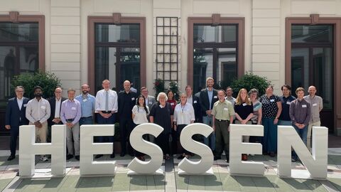 Runder Tisch "Satellitendaten Hessen" - Gruppenfoto der Teilnehmer vor der Hessischen Staatskanzlei