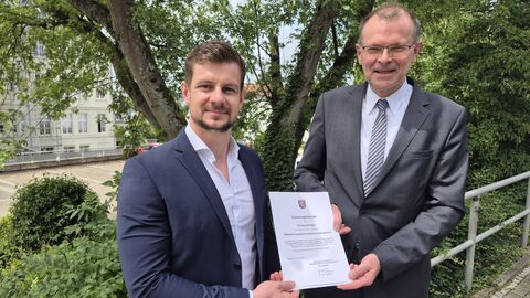 Der frischgebackene ÖbVI Thomas Arhelger erhält von HLBG-Präsident Dr. Johannes Gerhard Terlinden.