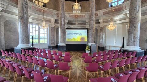 Bestuhlte Rotunde im Biebricher Schloß