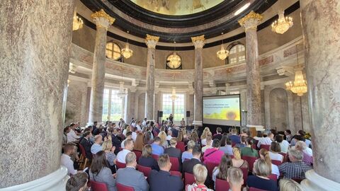 Bestuhlte Rotunde im Biebricher Schloß mit Zuschauern