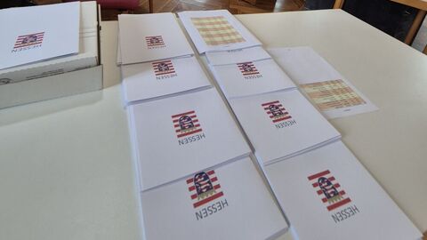 Zeugnisse liegen auf einem Tisch