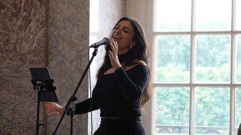 Sängerin am Mikrofon