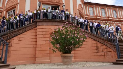 Viele Menschen auf der Treppe des Biebricher Schlosses